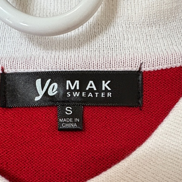 Ye Mak  Red Short Sleeve sweater with White Collar - Picture 4 of 4